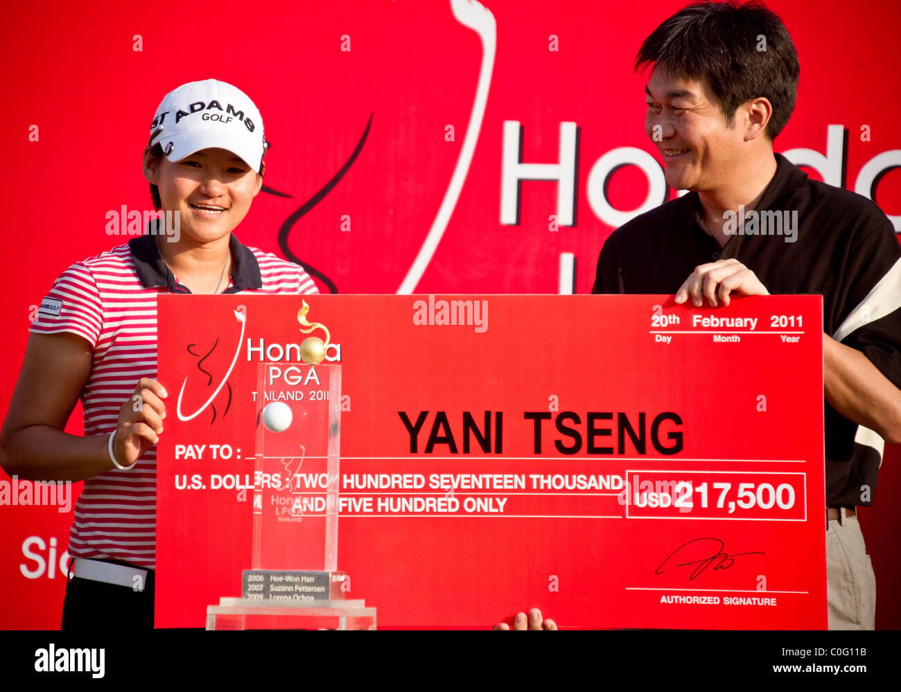 Yani Tseng (TPE) riceve il denaro controllare dopo aver vinto la Honda LPGA Thailandia a Pattaya, Thailandia Foto Stock