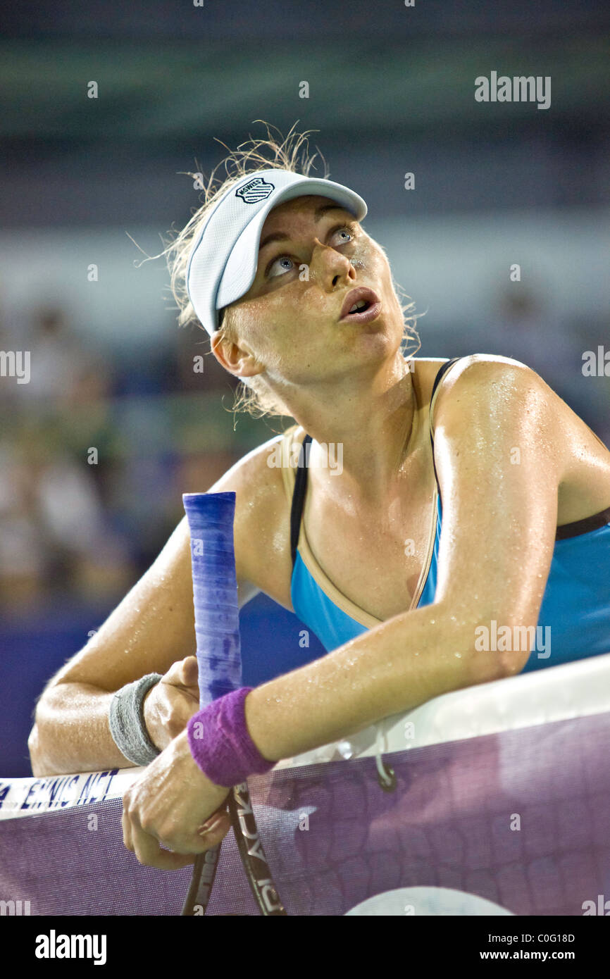 Vera ZVONAREVA (RUS) sostiene con il terzo arbitro durante la semifinale partita contro Daniela Hantuchova (SVK) in PTT Pattaya Open. Foto Stock