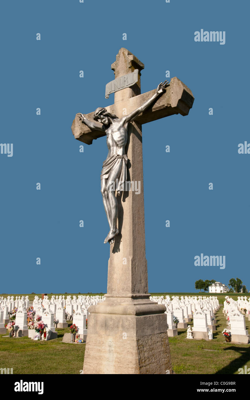 Gesù Cristo è appeso ad una croce in un territorio rurale Cimitero Cattolico, nelle zone rurali Illinois Foto Stock