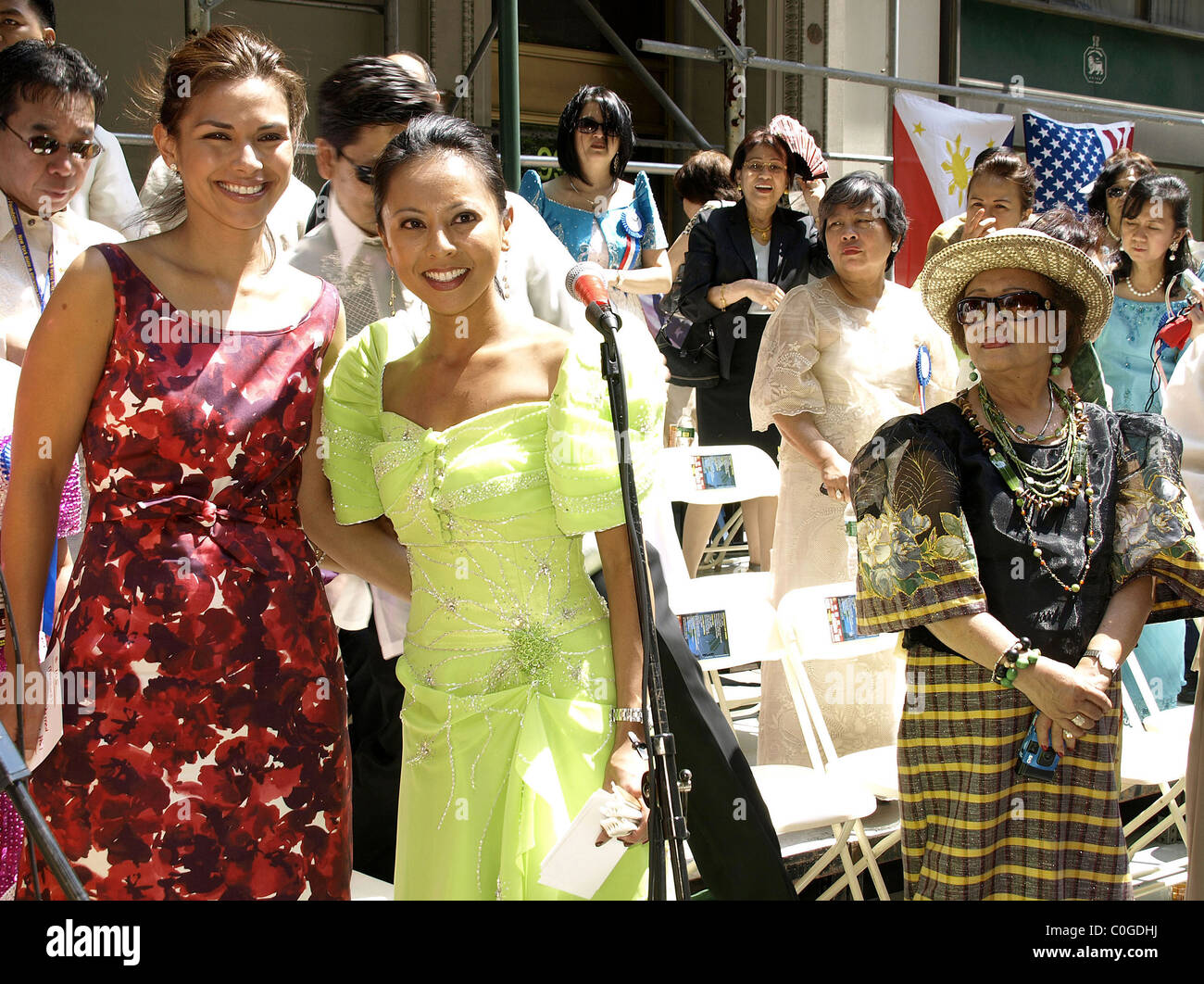 Kristine Johnson e Hazel Sanchez presso il centodecimo anniversario di indipendenza filippina parata del giorno su Madison Avenue a New York Foto Stock
