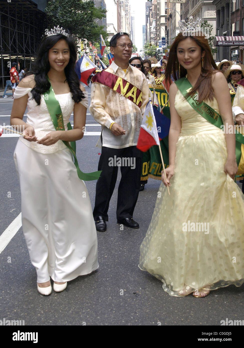 Atmosfera il centodecimo anniversario di indipendenza filippina parata del giorno su Madison Avenue a New York City, Stati Uniti d'America - 01.06.08 Tina Foto Stock