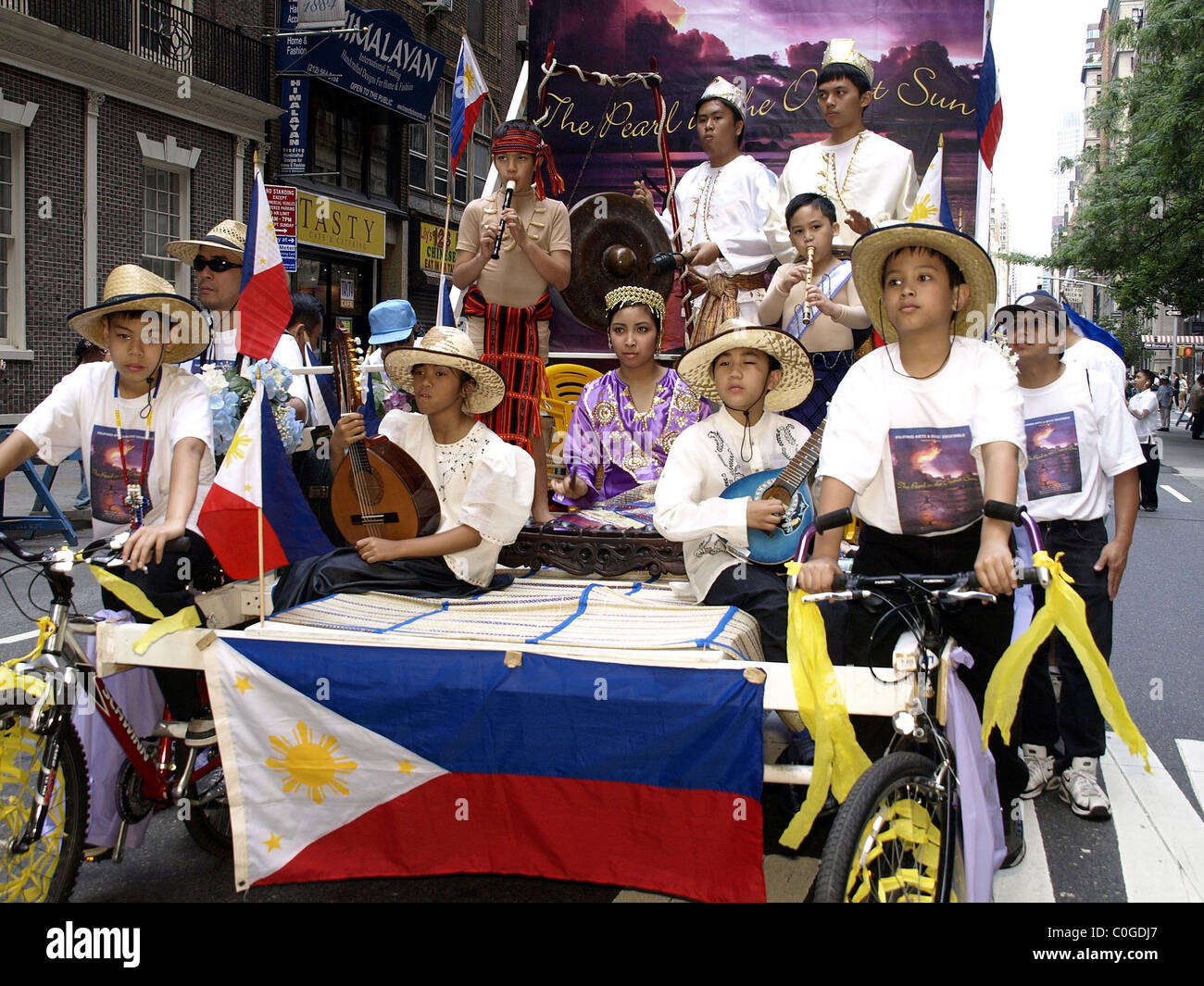Atmosfera il centodecimo anniversario di indipendenza filippina parata del giorno su Madison Avenue a New York City, Stati Uniti d'America - 01.06.08 Tina Foto Stock