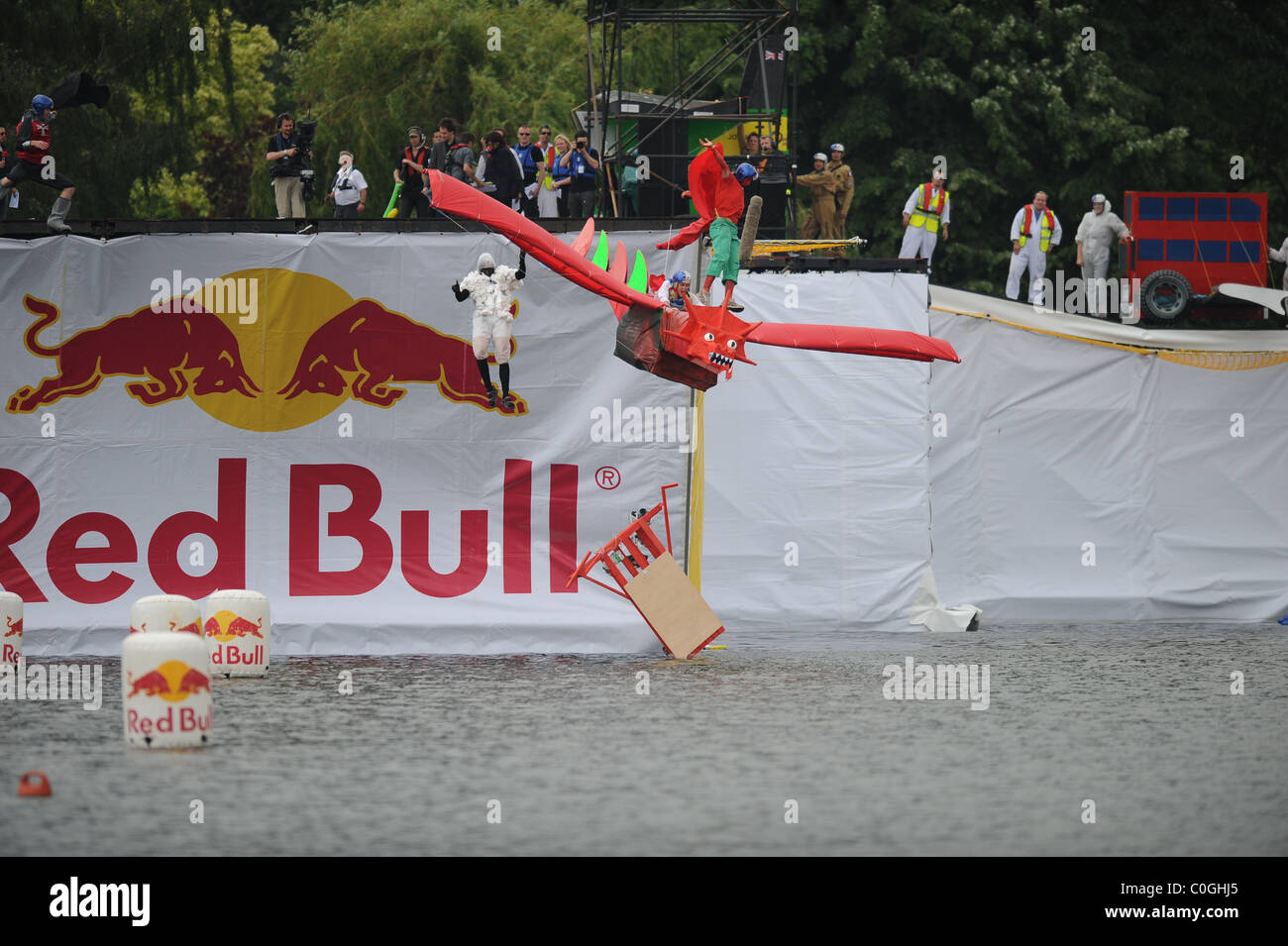 Team racconto draghi 2008 Red Bull Flugtag in Hyde Park di Londra, Inghilterra - 07.06.08 Alex Broadway/ Foto Stock