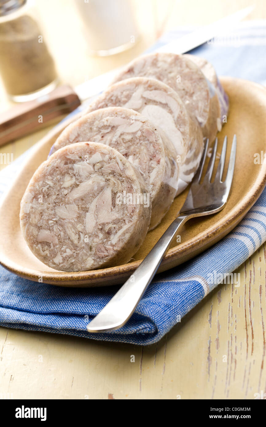 Salsiccia headcheese sul tavolo da cucina Foto Stock