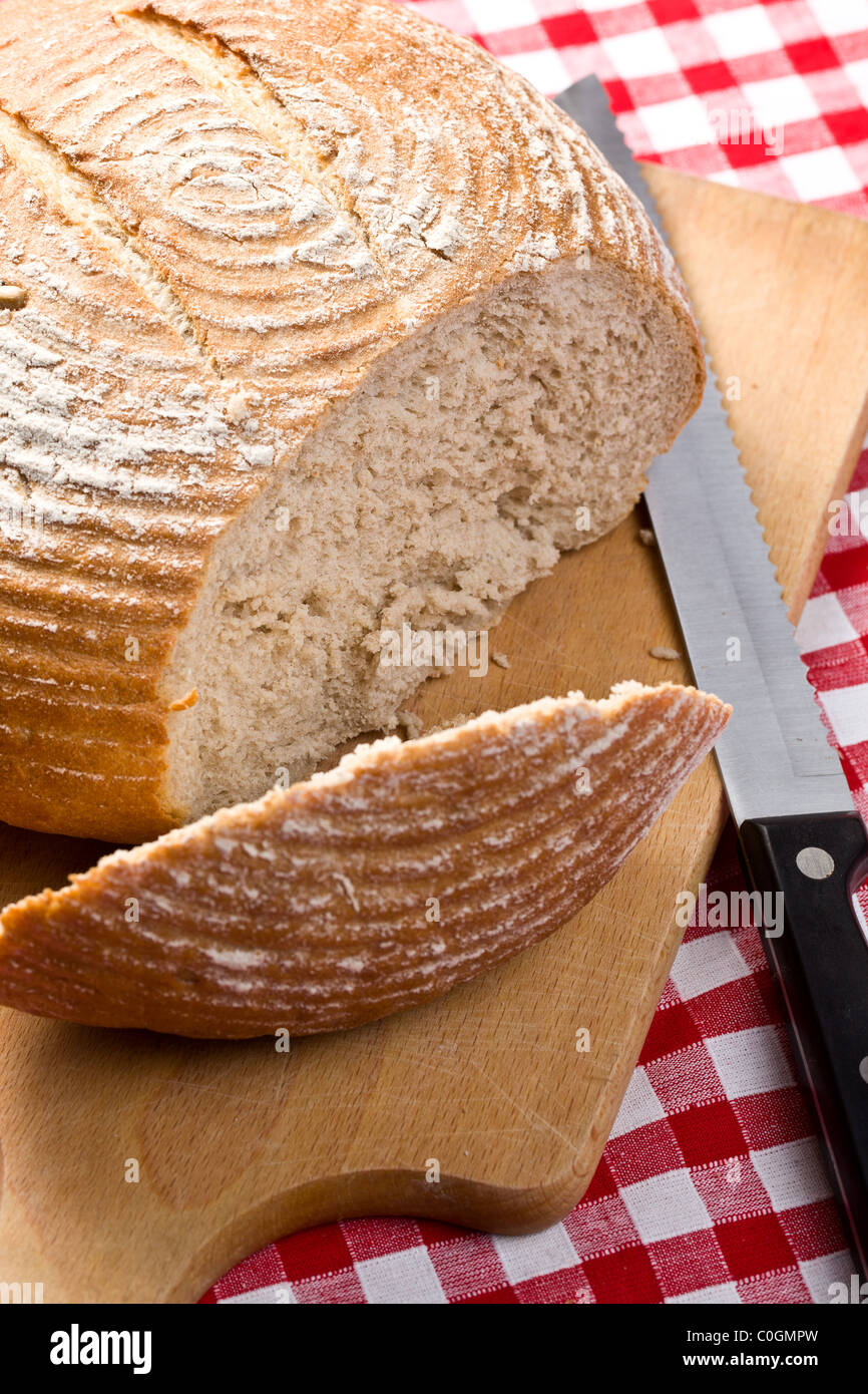 Il pane tondo sul tavolo da cucina Foto Stock