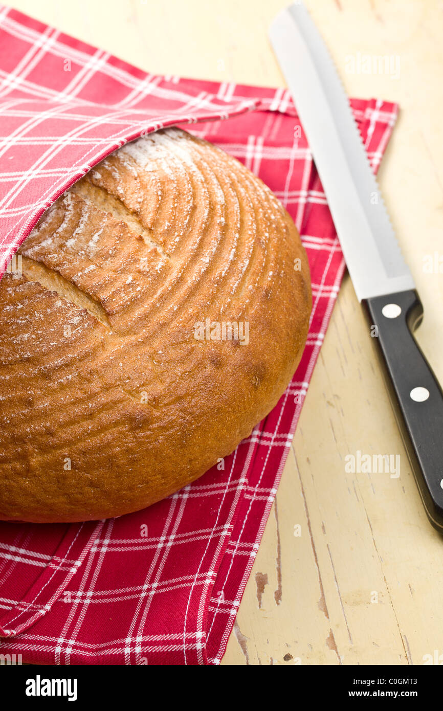 Il pane tondo sul tavolo da cucina Foto Stock