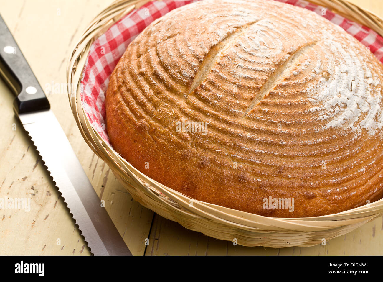 Il pane tondo sul tavolo da cucina Foto Stock