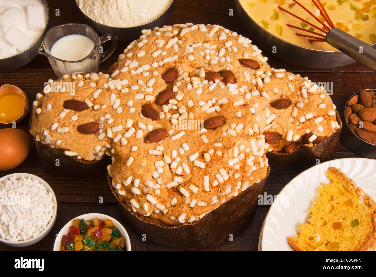 Colomba senza canditi e senza glassa torta (colomba torta) e ingredienti, il giorno di Pasqua piatti italiani, l'Italia, gastronomia italiana Foto Stock
