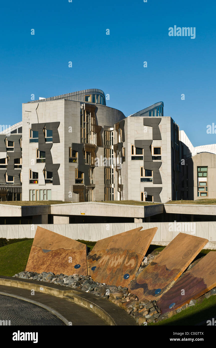 Dh il parlamento scozzese di Edimburgo HOLYROOD Scozia il palazzo del Parlamento e al Dynamic Earth sculture display Foto Stock