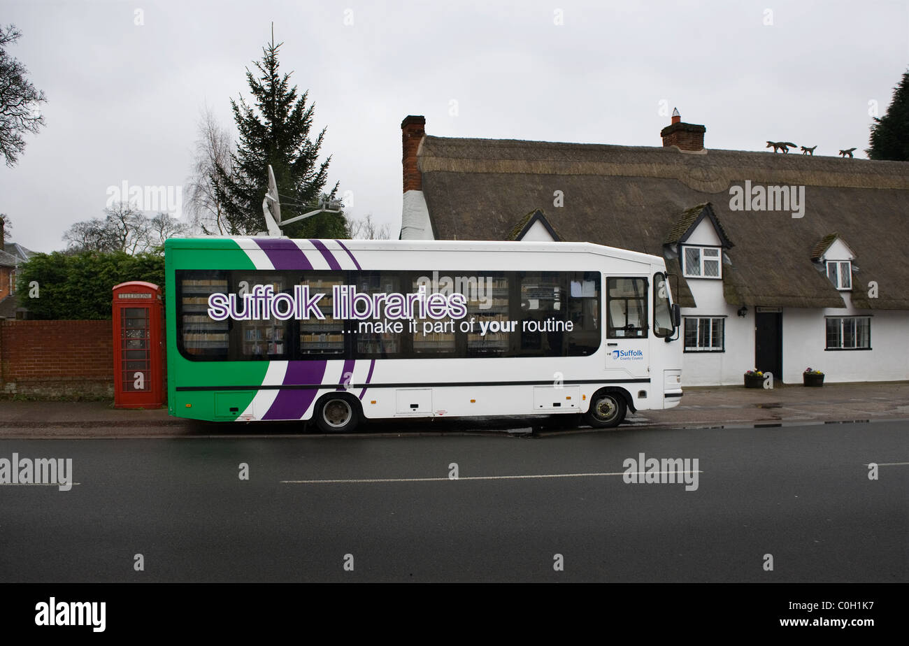 Suffolk Biblioteca Mobile a Stoke by Clare, Suffolk, Inghilterra, Regno Unito. La Biblioteca Mobile visita due volte al mese per questo villaggio rurale in Foto Stock