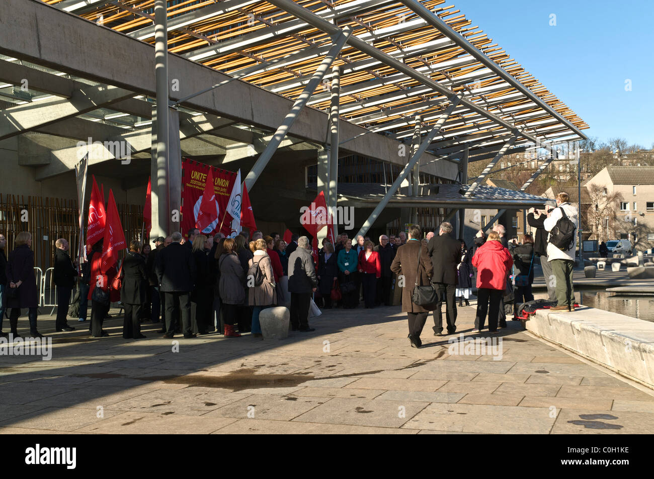 Dh il parlamento scozzese di Edimburgo HOLYROOD manifestanti raccogliere al di fuori della Scozia il palazzo del Parlamento europea protesta Foto Stock