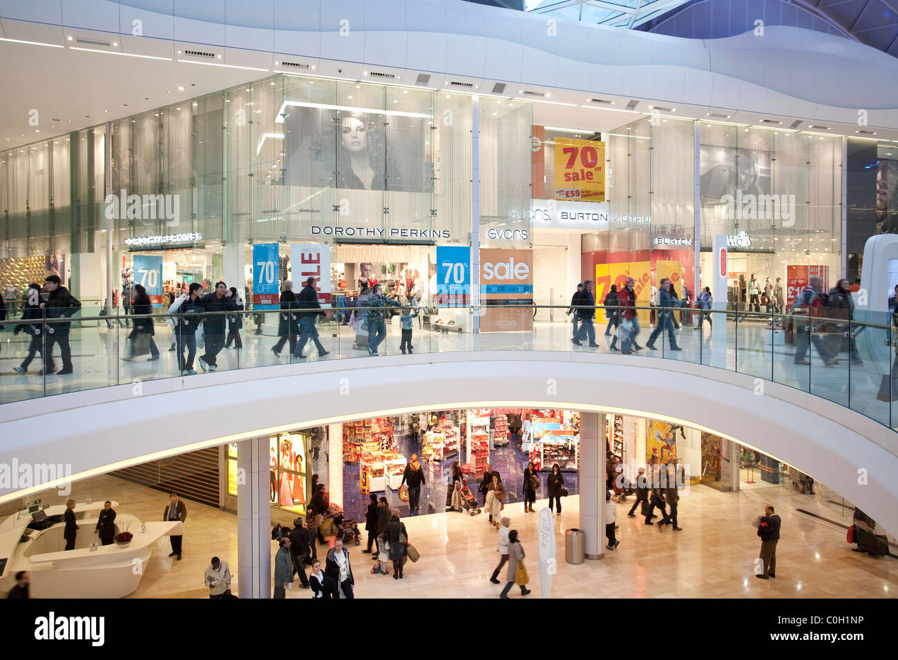 Gli amanti dello shopping in cerca di occasioni di vendita al Westfield Shopping Centre in Shepard's Bush, London, England Regno Unito. Foto:Jeff Gilbert Foto Stock