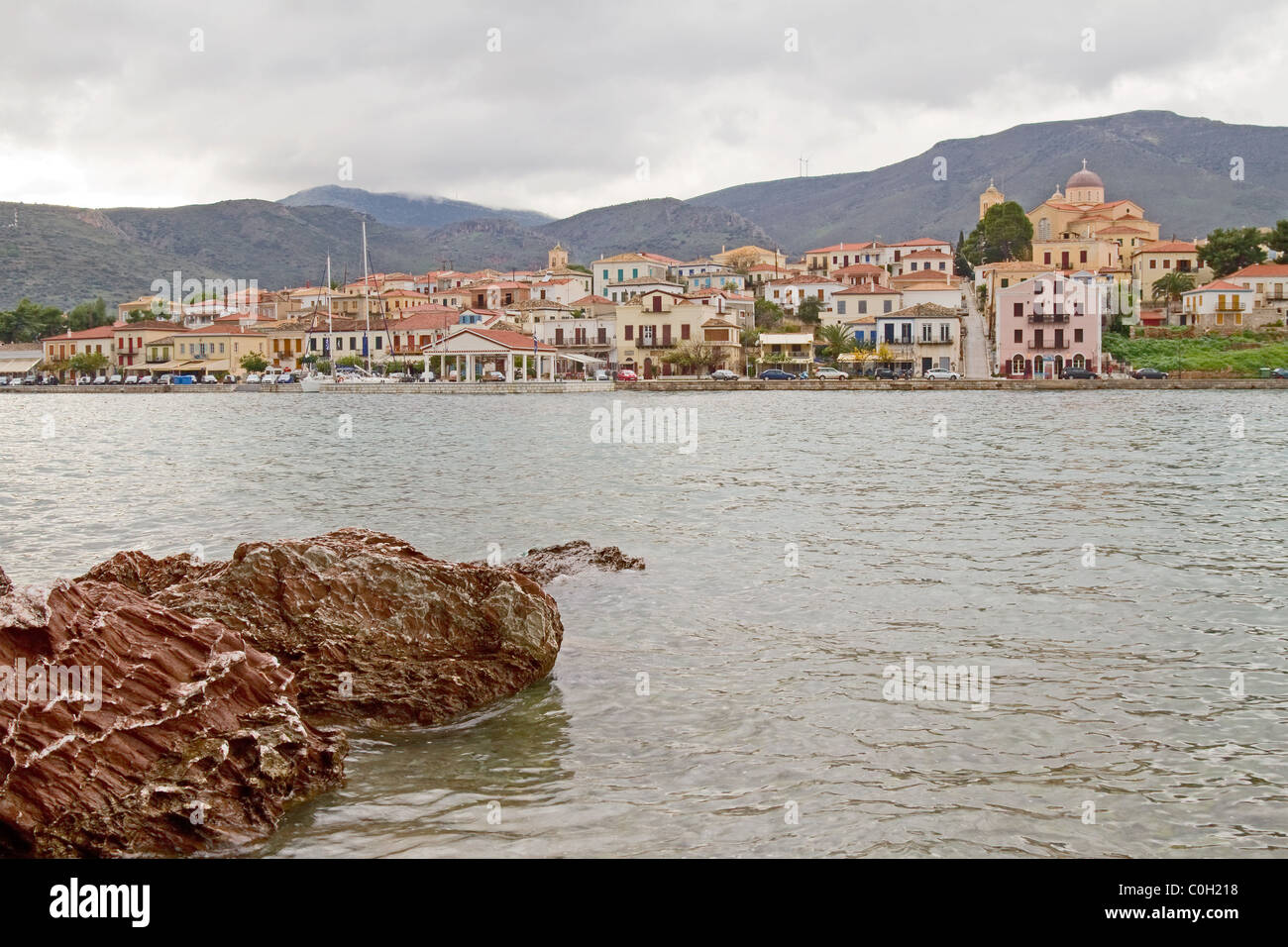 Una vista della città storica di Galaxidi, Grecia, dal lato opposto della baia Foto Stock