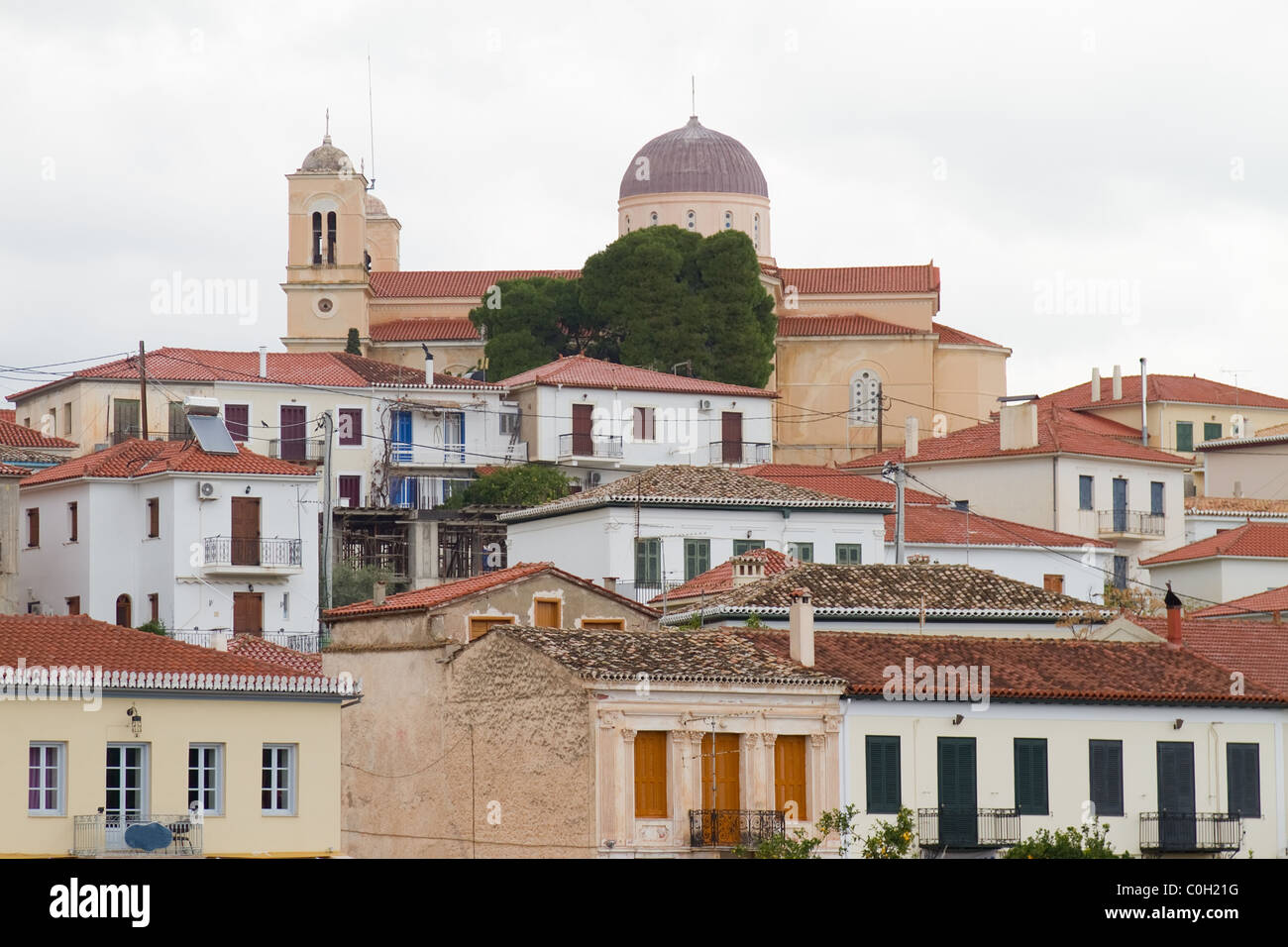 La sezione alta di Galaxidi città (Grecia), con la chiesa nel centro di esso Foto Stock