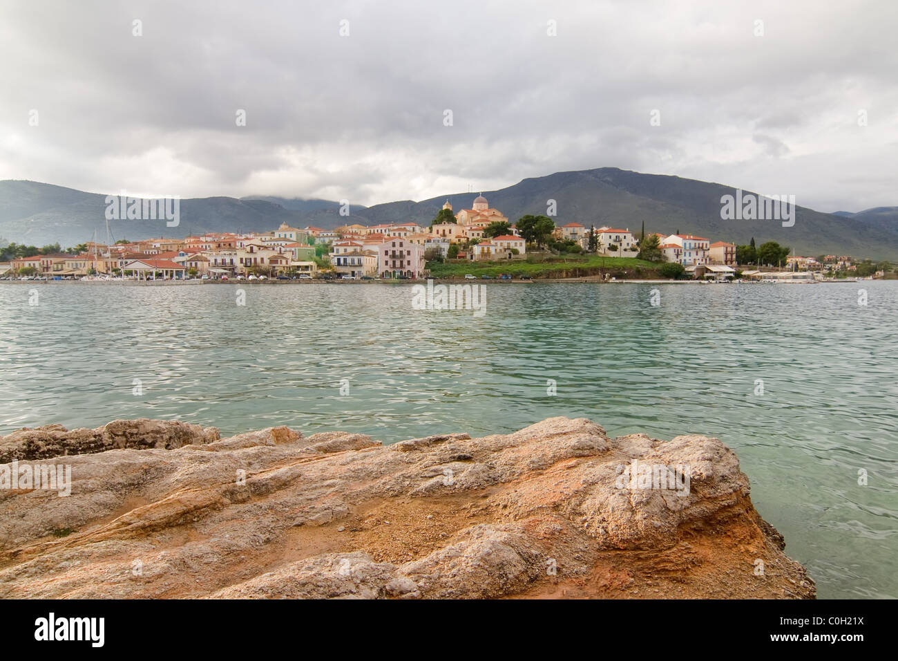 Un ampio angolo di visione della città storica di Galaxidi, Grecia, dal lato opposto della baia Foto Stock