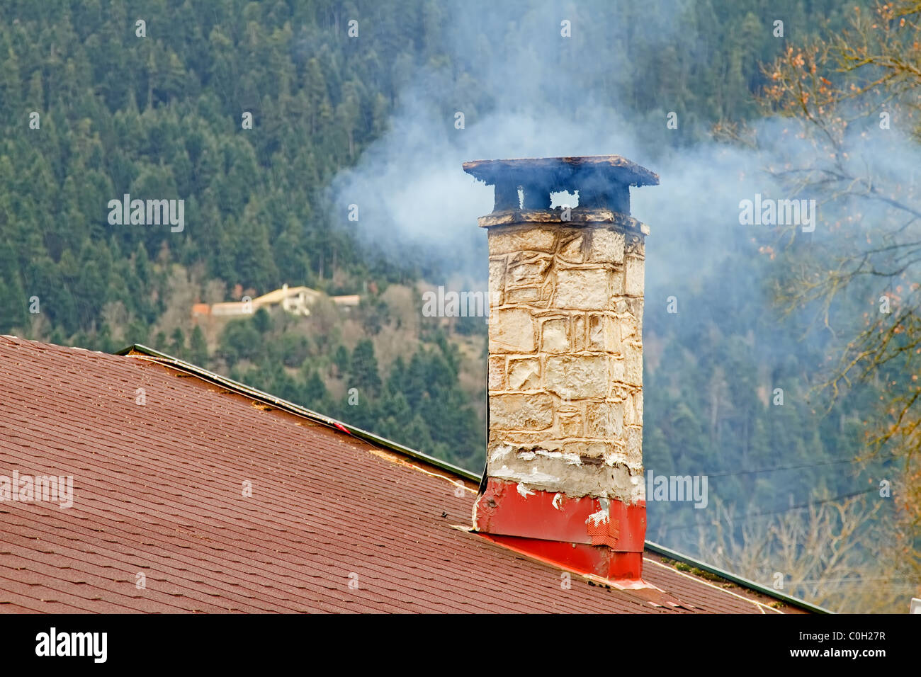 Fumo proveniente al di fuori di un camino di una casa di montagna Foto  stock - Alamy