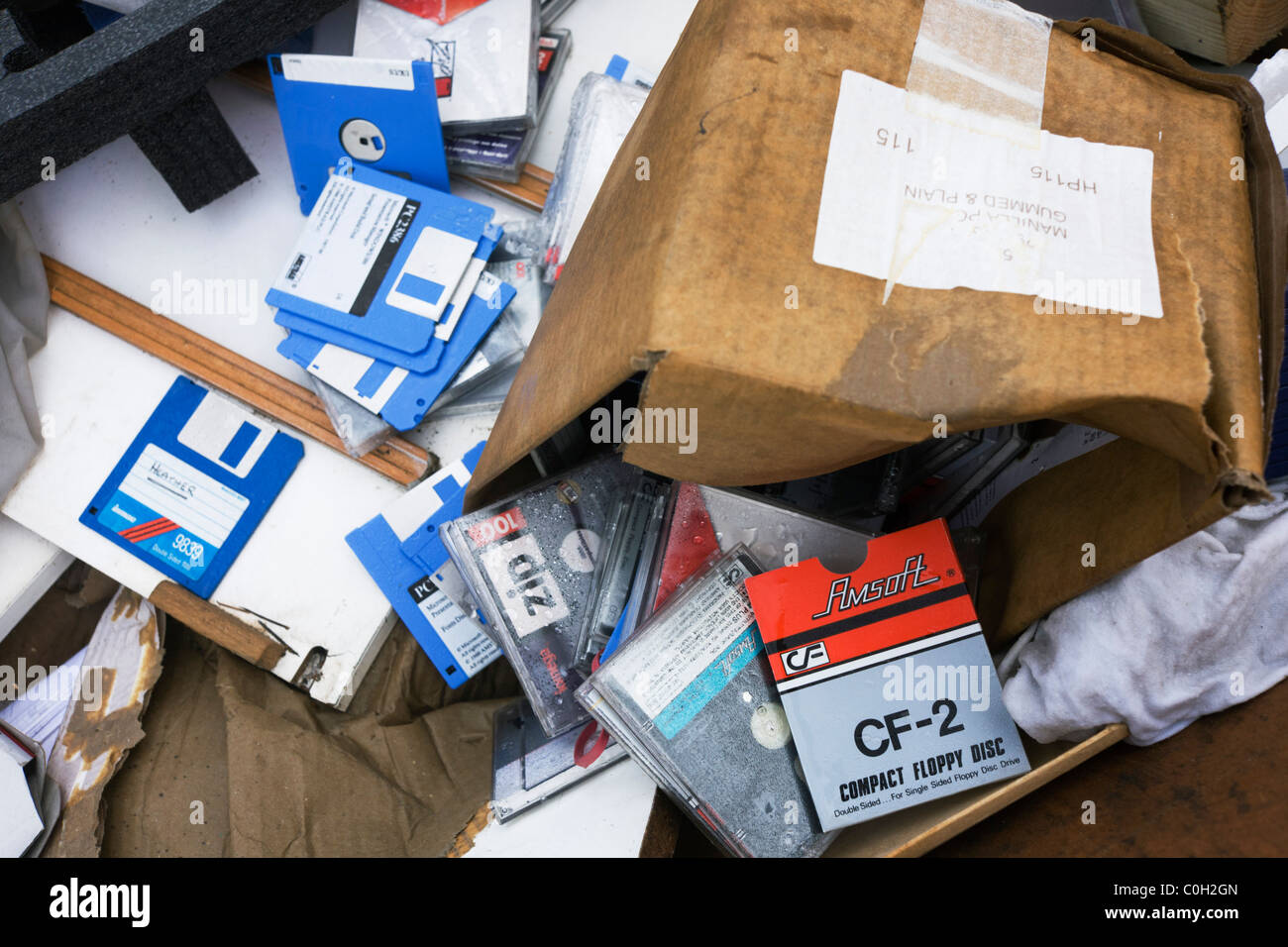 Qualcuno che informazioni riservate e dei dati personali memorizzati su dischi floppy oggetto di dumping in un saltare su un South London street. Foto Stock