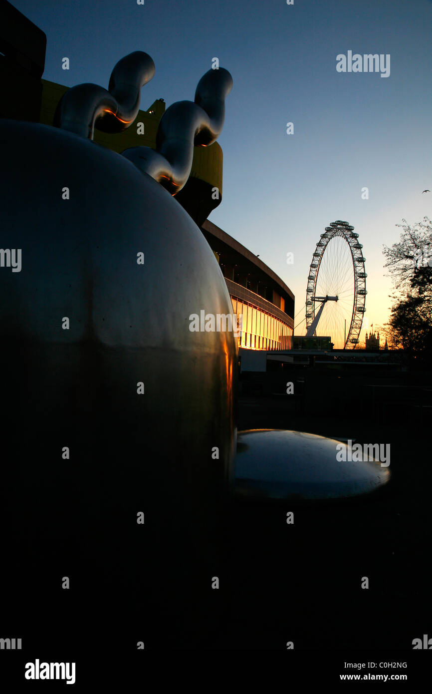 Visualizzare passato Zemran scultura (William Pye) alla Royal Festival Hall e per il London Eye, South Bank di Londra, Regno Unito Foto Stock