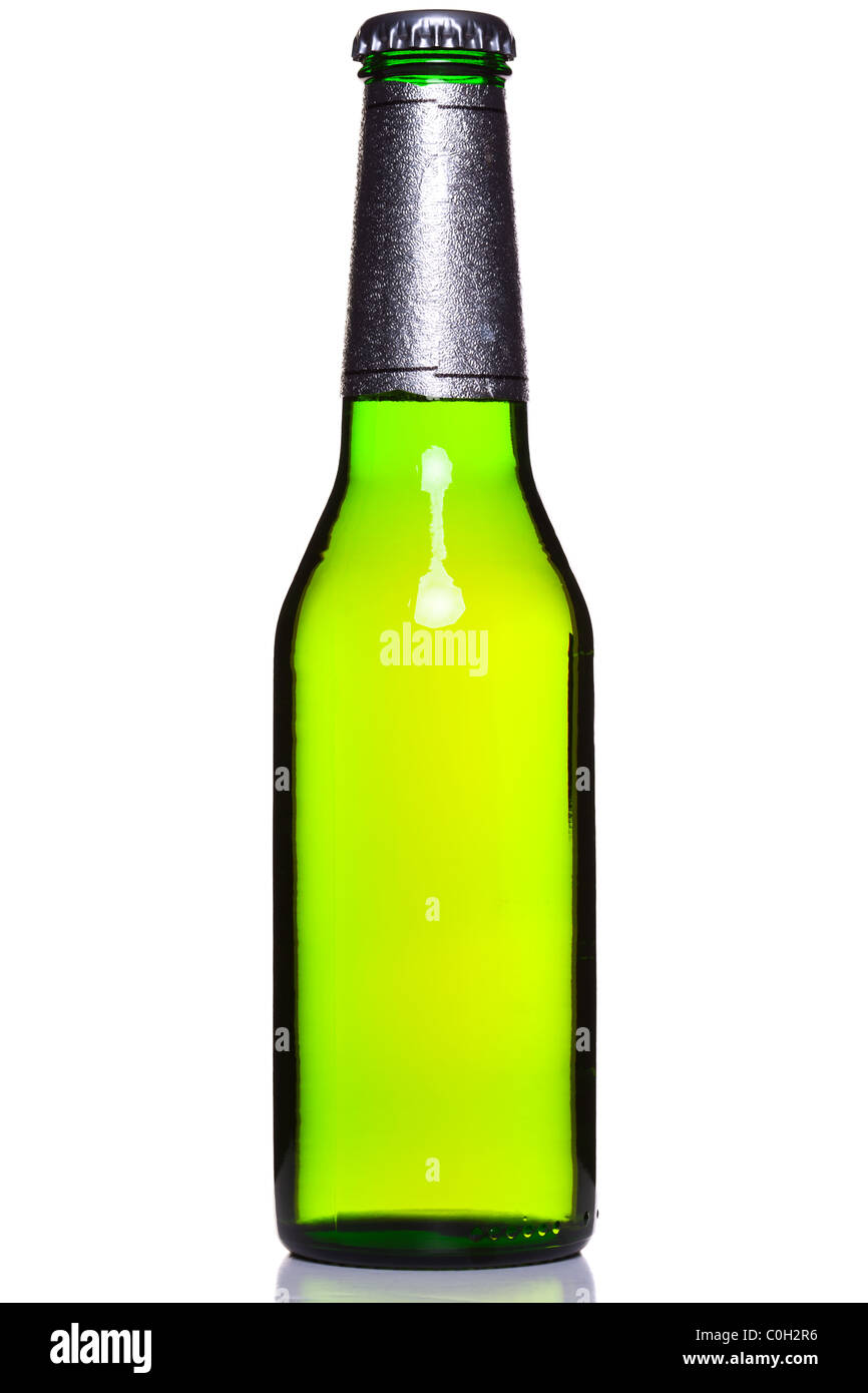 Foto di una bottiglia di birra con involucro in alluminio e cappuccio, isolato su uno sfondo bianco. Foto Stock