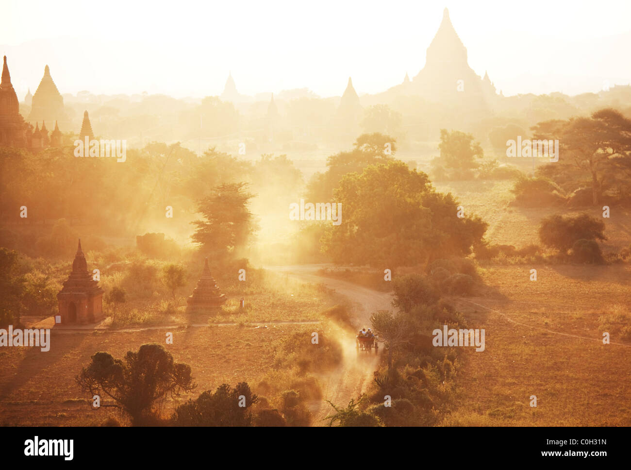 Myanmar. La Birmania. Bagan. Tramonto su antichi templi buddisti . Foto Stock