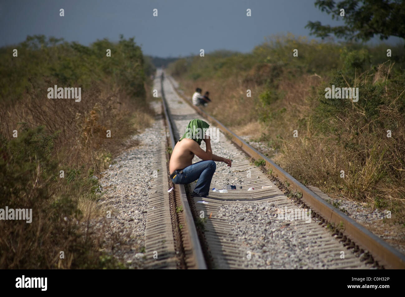 Una America Centrale attende migrante lungo la ferrovia per passare un treno, in Ixtepec, stato di Oaxaca, Messico, 9 gennaio 2011. Foto Stock