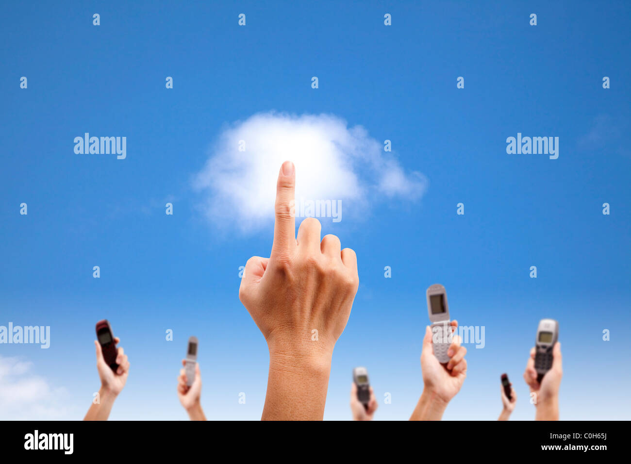 La mano toccare Nuvola e tenendo il telefono cellulare. il cloud computing e smart phone concept Foto Stock