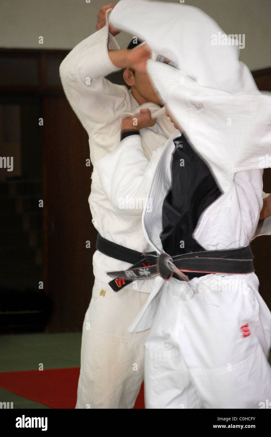 Il judo cinture nere di formazione presso un dojo di Osaka in Giappone Foto  stock - Alamy