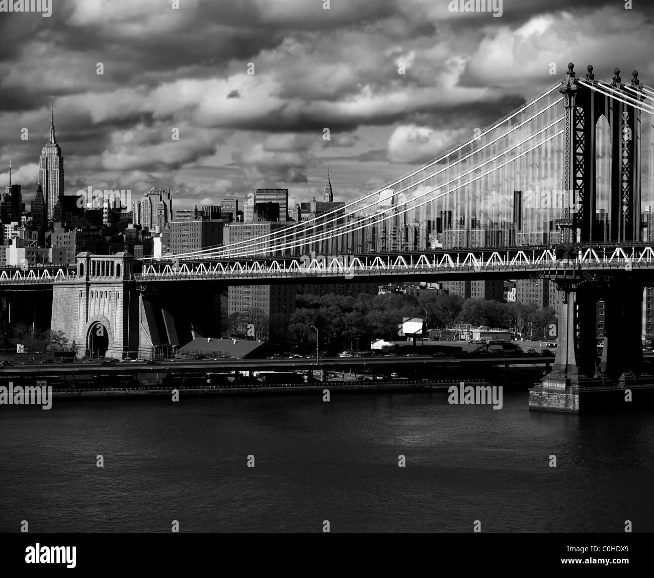 La città di New York skyline con focus su Manhattan Bridge oltre l'East River Foto Stock