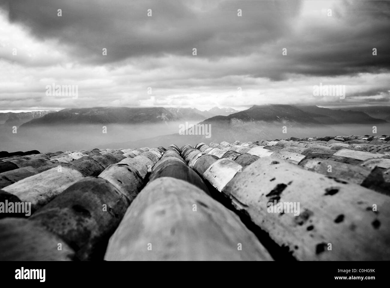 Terra cotta tetto di tegole con la vista del cielo con le nuvole Foto Stock