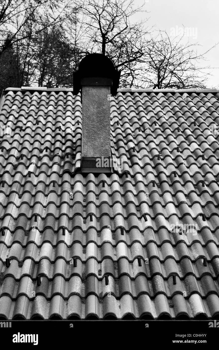Terra cotta tetto di tegole con la vista del cielo con le nuvole Foto Stock