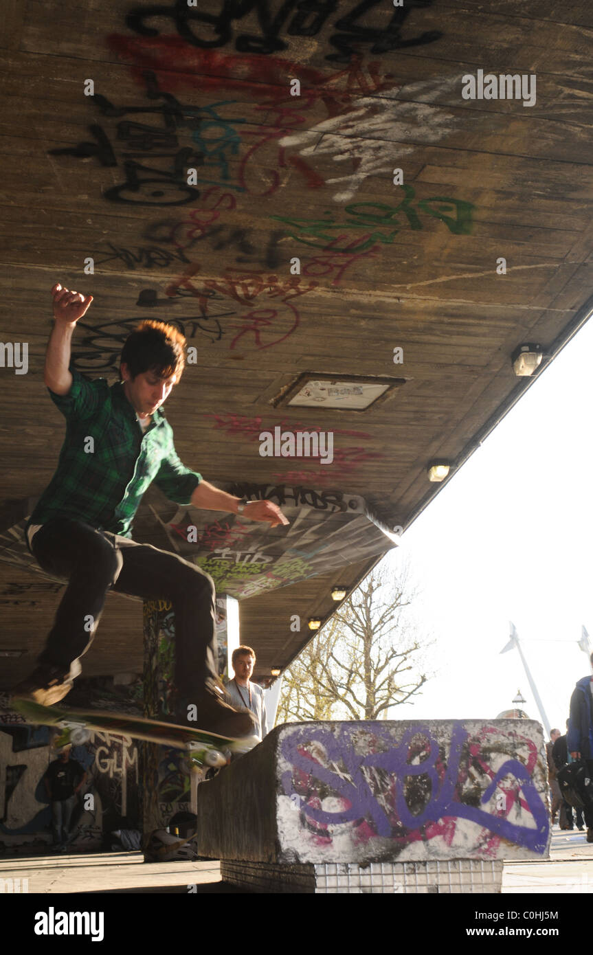 Lo skateboard in South Bank, il fiume Tamigi, Londra Foto Stock