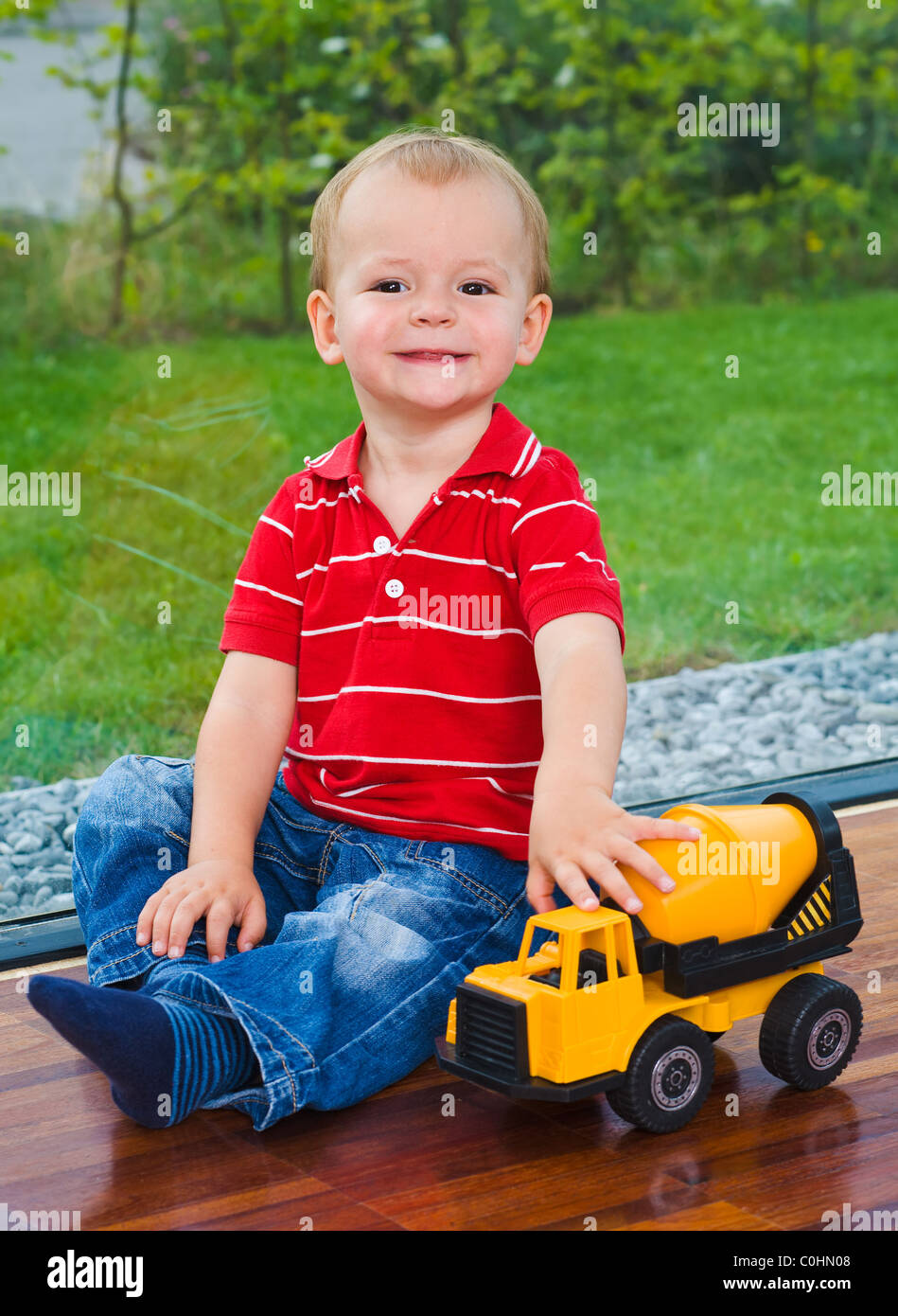 Little Boy sta giocando con il giocattolo auto Foto Stock