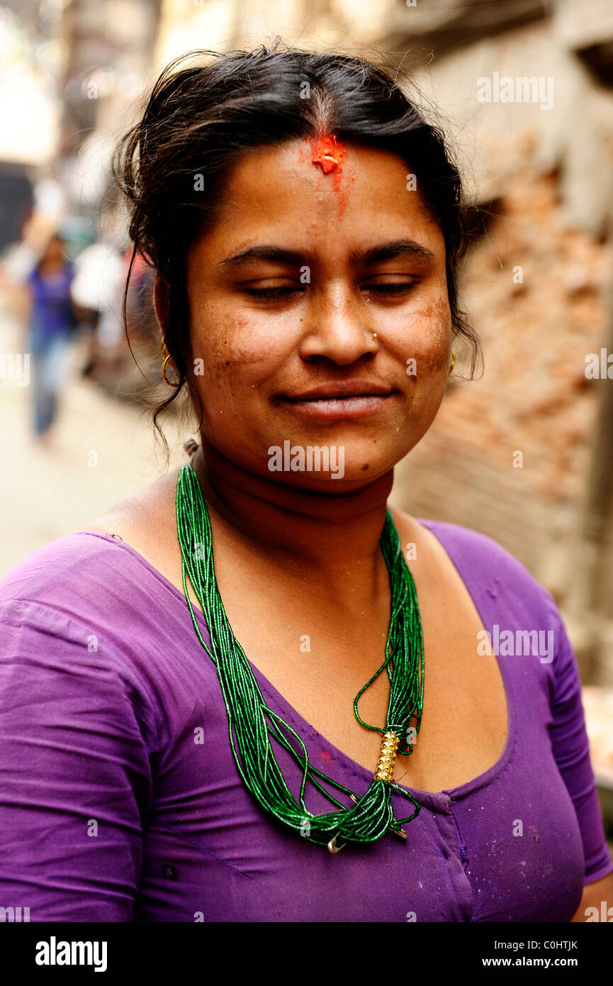 Signora nepalese ritratto , i popoli vive ( i nepalesi ) , la vita a Kathmandu , kathmandu vita di strada , il Nepal Foto Stock