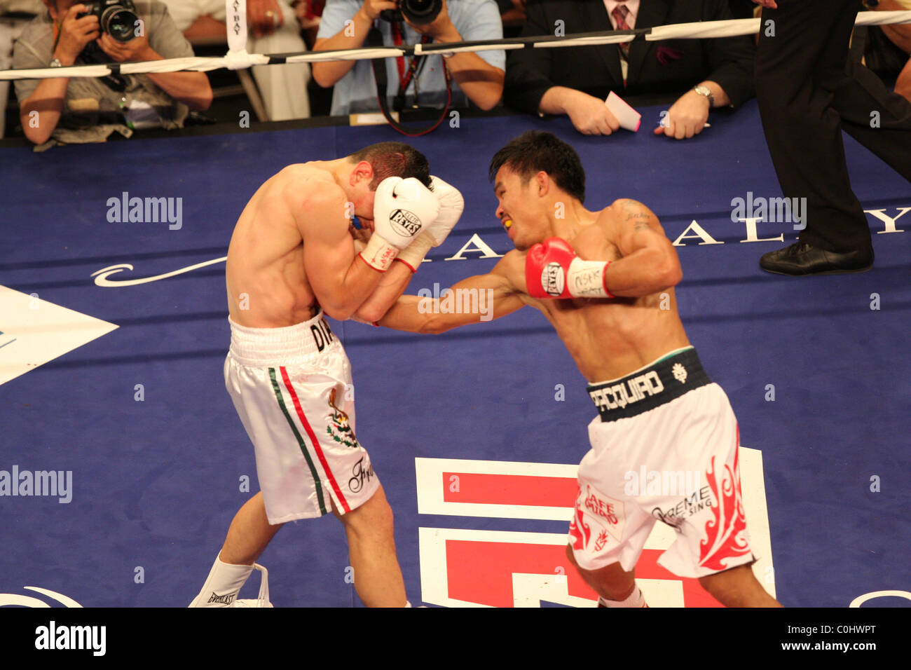 Manny Pacquiao (r) battere David Diaz (l) da Technical KO nel nono round per la WBC titolo leggero al Mandalay Bay Foto Stock