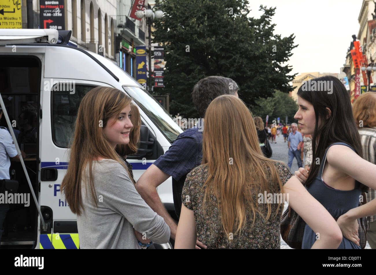 Il gruppo di donne amici a Jungmannovo namesti, Praga. Foto Stock