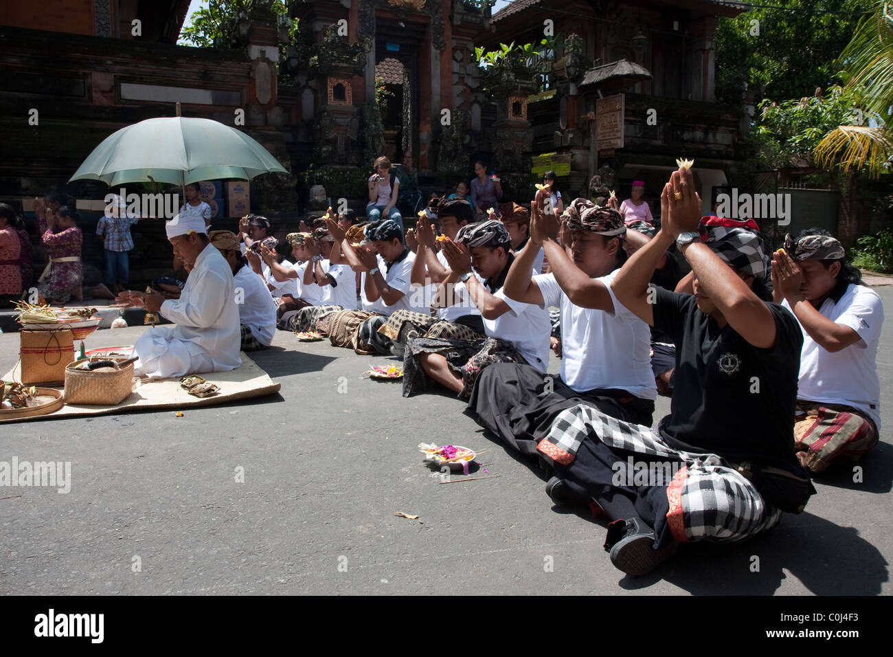 La cremazione in Ubud, Bali, Indonesia. Cremazioni sono parte di indù cultura Balinese e tradizioni. Foto Stock