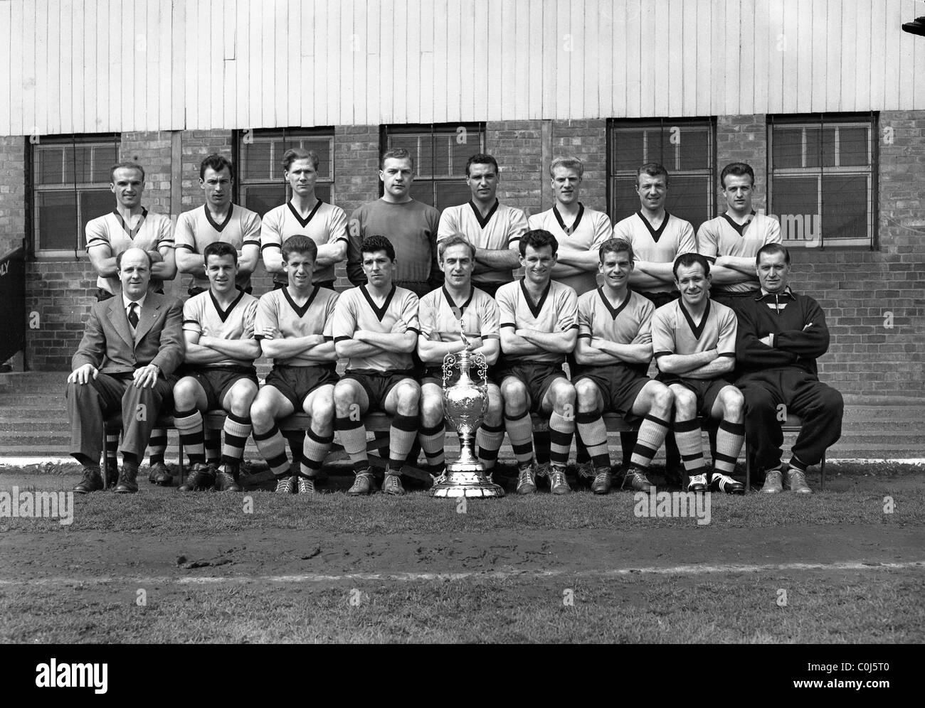 Wolverhampton Wanderers squadra con la Classifica di Campionato trofeo 28/4/1959 (bancata posteriore l-r) Gwyn Jones, Eddie Clamp, Bill Slater, Malc Foto Stock