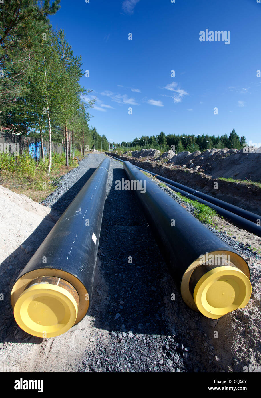 Pezzi di tubi isolati e condutture di teleriscaldamento sotterraneo in attesa di installazione , Finlandia Foto Stock