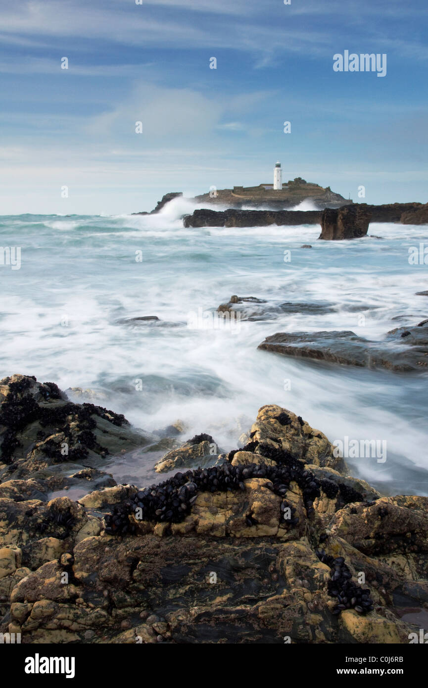 In arrivo la marea di inverno Copre le rocce intorno Godrevy Lighthouse Foto Stock