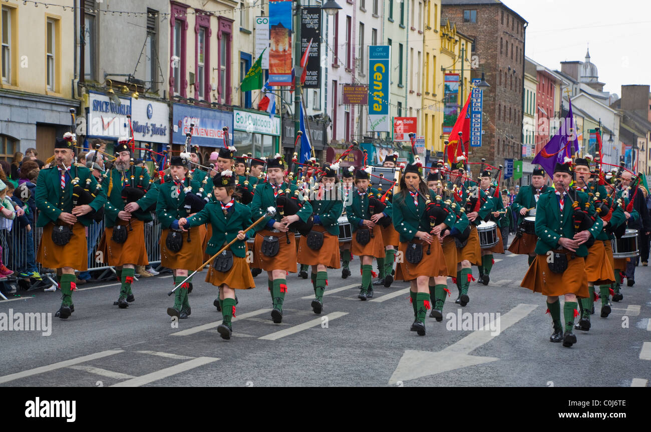 Kilted scout marching band in Provinciale San Patrizio Parade sui marciapiedi, la città di Waterford, Irlanda Foto Stock