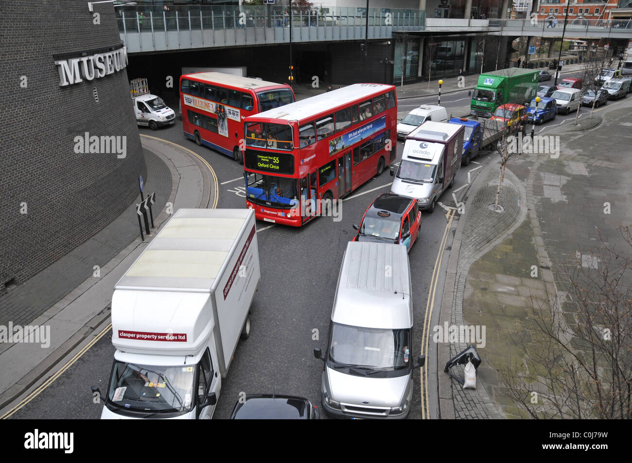 La congestione del traffico strade di Londra auto taxi autobus attraversamento stradale pedoni Foto Stock