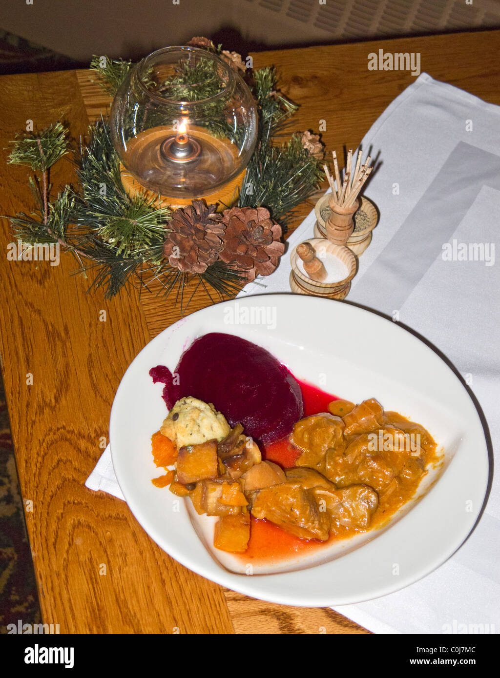 Spezzatino di maiale alla sala da pranzo con caminetto a cena, Deer Valley, Utah Foto Stock