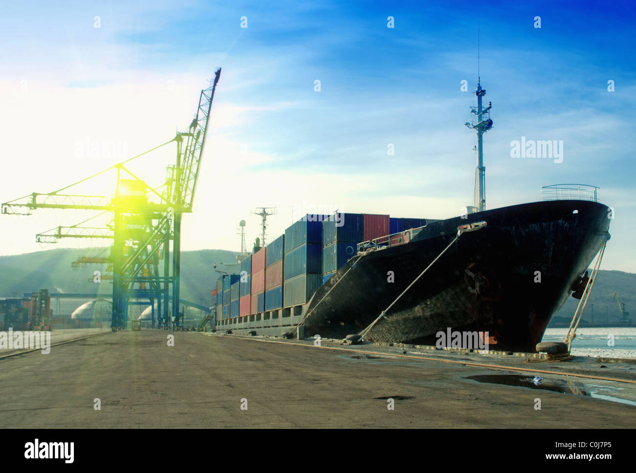 Scarico della nave da carico in un porto Foto Stock