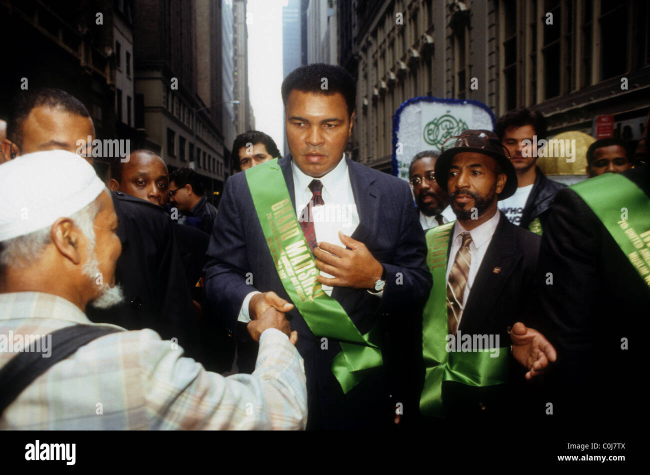 Legenda boxe Muhammad Ali (C) appare come il Gran Maresciallo del mondo musulmano parata del giorno Foto Stock