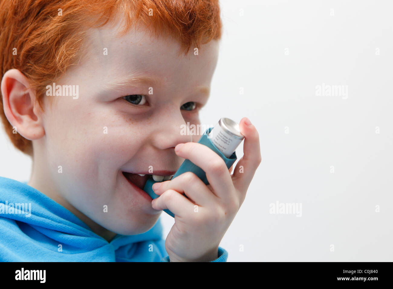 Little Boy utilizzando la sua asma inalatore per alleviare i sintomi. Foto Stock