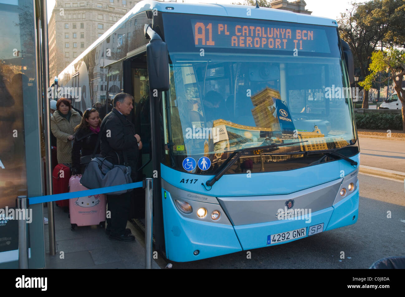 La gente che ottiene sulla A1 bus dall' aeroporto fino a T1, terminale a Placa de Catalunya Square centrale di Barcellona Catalogna Spagna Europa Foto Stock