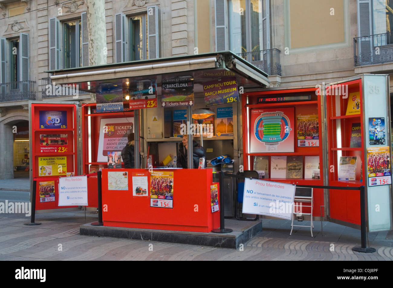 Lo stand di vendita di biglietti per partite di calcio e il museo al Camp Nou lungo La Ramla Ramblas principale viale centrale di Barcellona Foto Stock