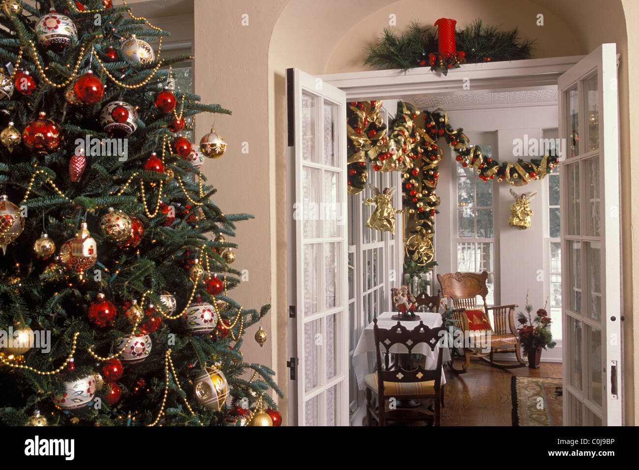 Decorazioni Natalizie Francesi.Le Decorazioni Di Natale In Stile Vittoriano Home In Minnesota Le Porte Francesi Conducono Alla Sala Sun Foto Stock Alamy