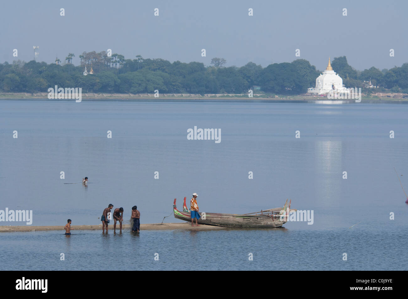 Myanmar (aka Birmania), Mandalay Amarapura. Vista del lago Taungthaman dalla storica U Bein Bridge. Foto Stock