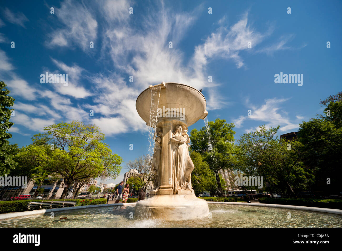 Washington DC, il marmo bianco fontana in Dupont Circle. La statua simboleggia il mare e sta portando una nave. In primavera. Foto Stock